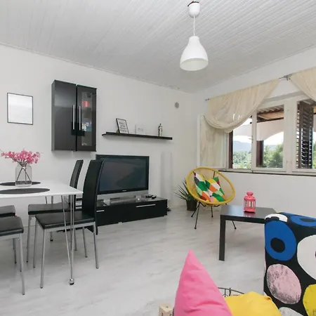 Holiday home Lovely In With Kitchen